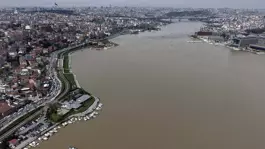 Sağanak sonrası İstanbul Boğazındaki renk değişimi havadan görüntülendi