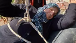 82 yaşındaki kadın, 20 yıldır çelik telli teleferikle evine ulaşıyor