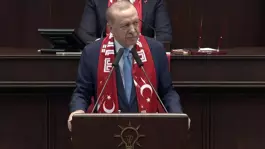 Cumhurbaşkanı Erdoğan grup toplantısına Ay Yıldızlı atkıyla katıldı, sözleri salonu coşturdu