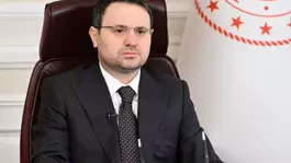 Bakan Akın Gürleki taşıyan uçak Diyarbakıra inemedi