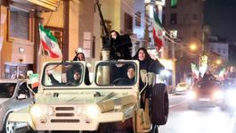 İranlı kadınlar da silah kuşanıp sokağa çıktı! Verdikleri mesaj net