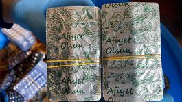 Uyuşturucu hapları kamufle etmek için, Afiyet olsun yazılı folyoyla paketlemişler