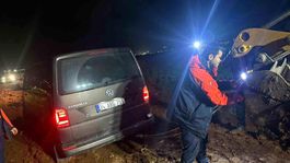 Navigasyon yardımıyla yolculuk yapan minibüsteki 10 kişi çamurlu yolda mahsur kaldı