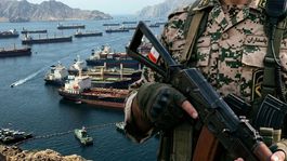 İran tehdit etti, ABD gemisi Hürmüzden geri döndü