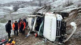 Artvinde ambulans uçuruma yuvarlandı: 1 ölü, 4 yaralı