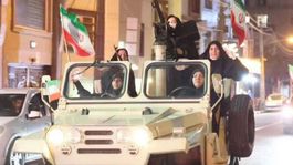 İranlı kadınlardan ağır silahlarla gövde gösterisi