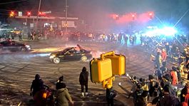 Yüzlerce kişinin katıldığı yasa dışı sokak yarışı kenti karıştırdı