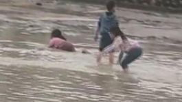Çocukların sel sularında tehlikeli oyunu