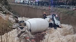 Bitlis’te beton mikseri dereye yuvarlandı: Kayıp şoför için seferberlik başlatıldı