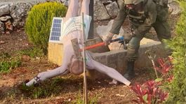 İsrail askeri İsa heykeline balta ile saldırdı