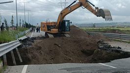 Batmanda yoğun yağış nedeniyle yol çöktü