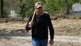 Dokuz kez ölümden döndü, mezarını kazmaya başladı