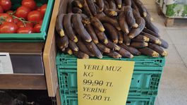 Zincir markette satılan muzların görüntüsü müşterileri hayrete düşürdü