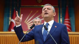 Özgür Özelden hodri meydan: 55 milletvekilinin istifasını getirmeyen namerttir