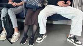 Metroda çekilen fotoğraf büyük tartışma yarattı