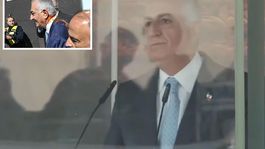 Rıza Pehlevi, cam fanus içinden kalabalığa konuştu