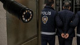 "Yılan kamera" ile rezalet! Duvarı delip komşusunu ve 3 kızını izledi