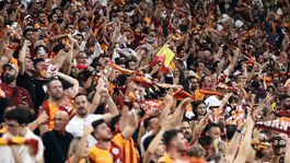 Galatasaray yönetimi, tüm tribünleri sarı-kırmızılı bayraklarla donattı