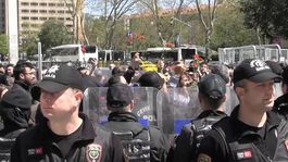 Taksim metro istasyonu ikinci bir duyuruya kadar kapatıldı, polis toplanan kalabalığa müdahale etti