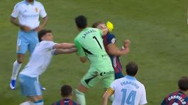 Rakibini yumruklayan kaleciye ömrü boyunca unutamayacağı ceza