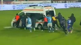 En sonunda bunu da gördük! Sahaya giren ambulansı futbolcular itti