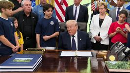 Trumptan yanındaki çocuklara "İran" mesajı