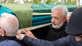 Oyuncu Mehmet Aslantuğ, annesini son yolculuğuna uğurladı