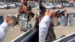 Yemende pes dedirten görüntü! Araçların arasında su değil tabanca satılıyor