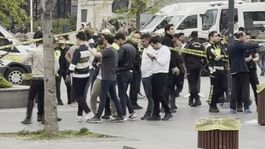 Beşiktaş İskelesinde karşılaştığı husumetlisini palayla kovaladı, polis ateş açtı: 4 yaralı