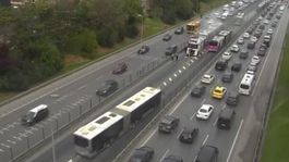 Üsküdarda metrobüsün motor kısmında yangın çıktı