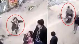 Gaziantepte motorcunun çarptığı küçük çocuk metrelerce savruldu