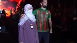 Amedsporlu Celal Hanalp, kupa törenine annesi ve Sırrı Süreyya Önder’in sesiyle çıktı