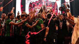 Süper Lige yükselen Amedspor şampiyonluk kupasını Diren ha şarkısı eşliğinde kaldırdı