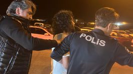 Annelerine müdahale etmek için gelen sağlık çalışanlarını rehin alıp bıçakla birbirlerine girdiler