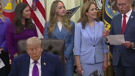 Trump, Oval Ofis’teki etkinlik sırasında uyukladı