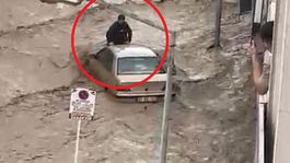 Havzada sel sularına kapılan genç, aracın üzerinde hayata tutundu