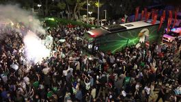 Şehir yandı! Şampiyon olan takımlarını krallar gibi karşıladılar