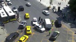 Beşiktaşta ticari aracın çarptığı polis ağır yaralandı