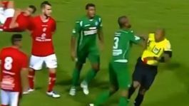 Kırmızı görünce çıldırdı, hakemi dövmeye kalktı! Tepkiler çığ gibi 