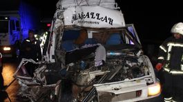 Aksarayda minibüs tıra çarptı: 12 yaralı