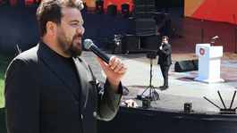 AK Partinin sahnesine çıkan Eser Yenenlere her kesimden tepki var