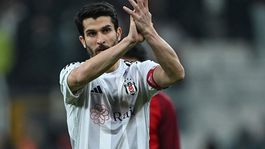 Necip Uysaldan futbola veda