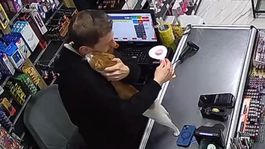 Dükkanının önünde bulduğu kedisiyle her gün kucaklaşıyor