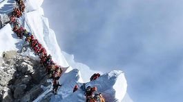 Everestte 2 dağcı hayatını kaybetti
