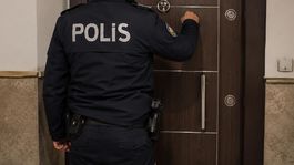 Polis memuru, baskına gittiği evdeki genç kadına tecavüze kalkıştı