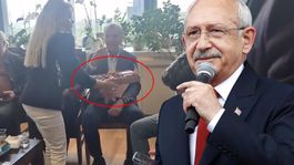 CHP Genel Merkezine giren Kılıçdaroğlunun ekibi çikolata dağıttı