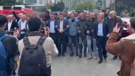 CHP Genel Merkezindeki arbedeyi başlatan görüntüler! Kol kola girip yürüdüler