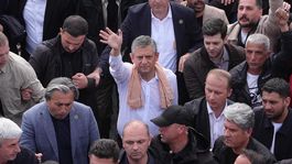 Özgür Özel, CHP Genel Merkezinden ayrıldı: Geri gelmek üzere çıkıyorum