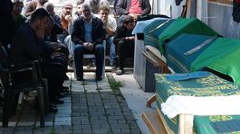 5 kişilik aile yan yana toprağa verildi! Muhtarın sözleri kahretti: Çocuklar paramparça olmuş