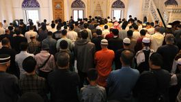 Tokyoda bayram coşkusu taştı! Cemaat avluya sığmadı, namaz 3 kere kılındı